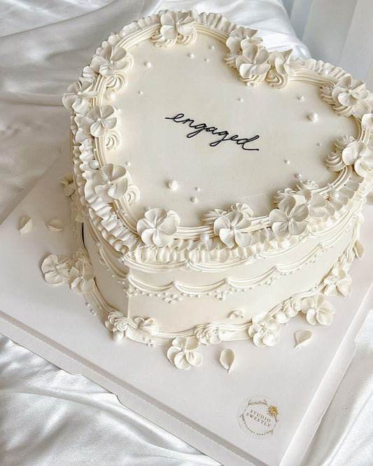 Royal vintage heart cake